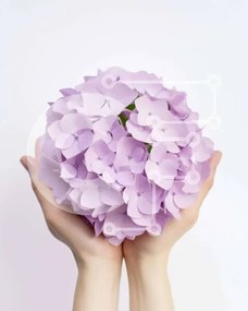 Intra Συλλεκτικό Ξύλινο Παζλ Plywood 4mm - Κομψά Γυναικεία Χέρια με Μωβ Μπουκέτο Σε Ξύλινο Κουτί - Διαστάσεις Puzzle: 10x10 cm – 25 κομμάτια