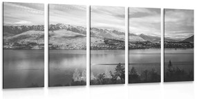 Εικόνα 5 μερών του ήλιου που δύει πάνω από τη λίμνη σε ασπρόμαυρο - 100x50