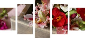 Σύνθεση εικόνας 5 μερών με ανοιξιάτικα λουλούδια σε ξύλινο συρτάρι