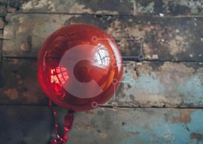 Intra Συλλεκτικό Ξύλινο Παζλ Plywood 4mm - Κόκκινο μπαλόνι στο ξύλινο πάτωμα Σε Ξύλινο Κουτί - Διαστάσεις Puzzle: 10x10 cm – 25 κομμάτια