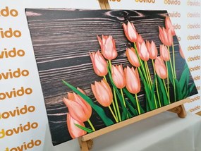 Εικόνα με γοητευτικές πορτοκαλί τουλίπες σε ξύλινο φόντο