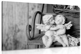 Εικονογραφήστε αγαλματίδια αγγέλων σε ένα παγκάκι σε ασπρόμαυρο