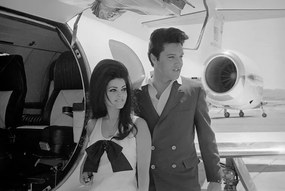 Φωτογραφία Elvis and Priscilla Presley Posing near Airplane, Bettmann