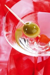 Φωτογραφία Glass of Martini with green olive, close-up, Creativ Studio Heinemann