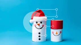 Intra Συλλεκτικό Ξύλινο Παζλ Plywood  4mm - Δοχεία από χαρτόνι καπέλων χιονάνθρωποι σε μπλε φόντο Σε Ξύλινο Κουτί - Διαστάσεις: 10x10 cm – 25 κομμάτια