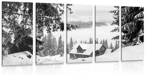 Ξύλινο σπίτι 5 τμημάτων με εικόνα δίπλα στα χιονισμένα πεύκα σε ασπρόμαυρο