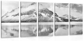Λίμνη με εικόνα 5 τμημάτων κοντά σε όμορφο βουνό σε ασπρόμαυρο