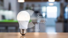 Intra Συλλεκτικό Ξύλινο Παζλ Plywood 4mm - Ενιαία λάμπα σε ξύλινο τραπέζι στην κουζίνα Σε Ξύλινο Κουτί - Διαστάσεις Puzzle: 10x10 cm – 25 κομμάτια