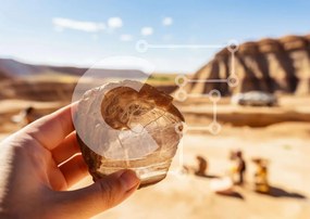 Intra Συλλεκτικό Ξύλινο Παζλ Plywood 4mm - Πρόσωπο που κρατά πέτρα στην έρημο με οχήματα Σε Ξύλινο Κουτί - Διαστάσεις: 10x10 cm – 25 κομμάτια