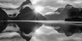 Εικόνα Milford Sound κατά την ανατολή του ηλίου σε ασπρόμαυρο