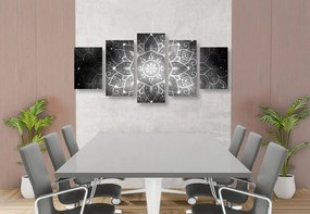 Εικόνα 5 τμημάτων Mandala με γαλαξιακό φόντο σε ασπρόμαυρο