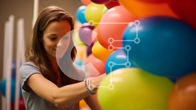 Intra Συλλεκτικό Ξύλινο Παζλ Plywood 4mm - Νεαρή γυναίκα που τακτοποιεί πολύχρωμα μπαλόνια Σε Ξύλινο Κουτί - Διαστάσεις Puzzle: 10x10 cm – 25 κομμάτια