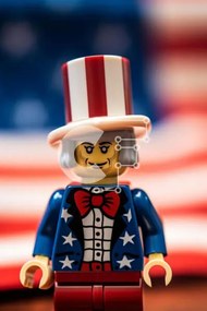 Intra Συλλεκτικό Ξύλινο Παζλ Plywood 4mm - Φιγούρα Lego με στολή της 4ης Ιουλίου με αμερικανική σημαία Σε Ξύλινο Κουτί - Διαστάσεις: 10x10 cm – 25 κομμάτια