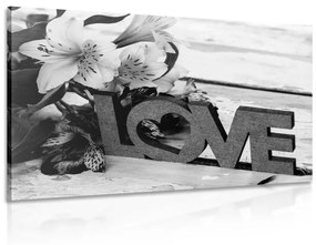 Εικόνα με ξύλινη επιγραφή Love σε ασπρόμαυρο