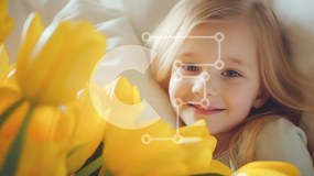 Intra Συλλεκτικό Ξύλινο Παζλ Plywood  4mm - Νεαρό κορίτσι με τις κίτρινες τουλίπες στο κρεβάτι Σε Ξύλινο Κουτί - Διαστάσεις Puzzle: 10x10 cm – 25 κομμάτια