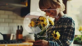 Intra Συλλεκτικό Ξύλινο Παζλ Plywood  4mm - Νεαρό αγόρι με κίτρινα λουλούδια στην κουζίνα Σε Ξύλινο Κουτί - Διαστάσεις Puzzle: 10x10 cm – 25 κομμάτια