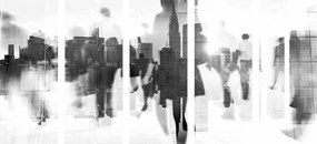Σιλουέτες εικόνων 5 μερών ανθρώπων σε μια μεγάλη πόλη σε ασπρόμαυρο