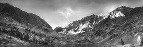 Εικόνα μεγαλοπρεπών βουνών με λίμνη σε ασπρόμαυρο