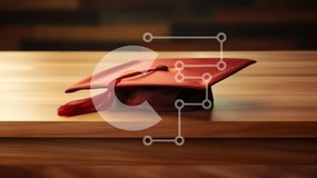 Intra Συλλεκτικό Ξύλινο Παζλ Plywood  4mm - Καπάκι αποφοίτησης σε ξύλινο τραπέζι Σε Ξύλινο Κουτί - Διαστάσεις Puzzle: 10x10 cm – 25 κομμάτια