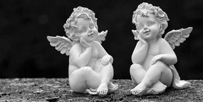 Εικόνα ενός ζευγαριού μικρών αγγέλων σε ασπρόμαυρο