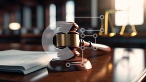 Intra Συλλεκτικό Ξύλινο Παζλ Plywood 4mm - Gavel and Scales of Justice σε μια δικαστική αίθουσα Σε Ξύλινο Κουτί - Διαστάσεις Puzzle: 10x10 cm – 25 κομμάτια