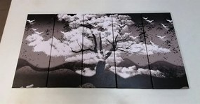 Εικόνα 5 μερών ένα ασπρόμαυρο δέντρο πλημμυρισμένο από σύννεφα