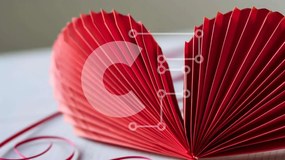 Intra Συλλεκτικό Ξύλινο Παζλ Plywood  4mm - Κόκκινο χαρτί Origami σε σχήμα καρδιάς στο τραπέζι Σε Ξύλινο Κουτί - Διαστάσεις Puzzle: 10x10 cm – 25 κομμάτια