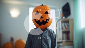 Intra Συλλεκτικό Ξύλινο Παζλ Plywood 4mm - Νεαρό αγόρι που φορά το κεφάλι κολοκύθας στο σαλόνι Σε Ξύλινο Κουτί - Διαστάσεις: 10x10 cm – 25 κομμάτια