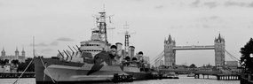 Εικόνα ενός όμορφου σκάφους στον ποταμό Τάμεση στο Λονδίνο σε ασπρόμαυρο - 120x40
