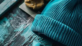 Intra Συλλεκτικό Ξύλινο Παζλ Plywood  4mm - Πλεκτό Beanie σε ξύλινη επιφάνεια Σε Ξύλινο Κουτί - Διαστάσεις Puzzle: 10x10 cm – 25 κομμάτια