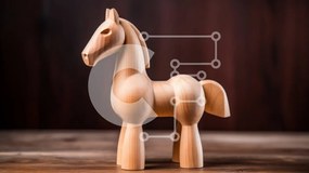Intra Συλλεκτικό Ξύλινο Παζλ Plywood  4mm - Όμορφο ξύλινο άγαλμα αλόγων σε ξύλινη επιφάνεια Σε Ξύλινο Κουτί - Διαστάσεις: 10x10 cm – 25 κομμάτια