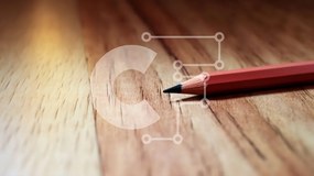 Intra Συλλεκτικό Ξύλινο Παζλ Plywood  4mm - Κόκκινο μολύβι σε ξύλινο τραπέζι Σε Ξύλινο Κουτί - Διαστάσεις: 10x10 cm – 25 κομμάτια