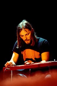 Φωτογραφία February 1977: concert of rock band Pink Floyd at the Paris pavilion: guitarist and singer David Gilmour.