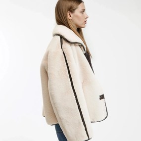 Κοντό αφράτο παλτό με κουμπιά