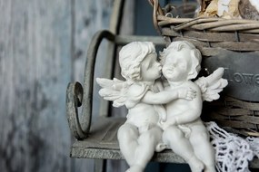 Εικόνα αγαλματίδια αγγέλων σε ένα παγκάκι - 60x40