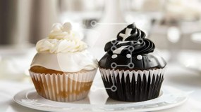 Intra Συλλεκτικό Ξύλινο Παζλ Plywood 4mm - Δύο cupcakes με ασπρόμαυρο πάγωμα σε λευκό πιάτο Σε Ξύλινο Κουτί - Διαστάσεις: 10x10 cm – 25 κομμάτια