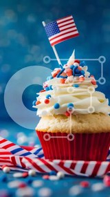 Intra Συλλεκτικό Ξύλινο Παζλ Plywood  4mm - Πατριωτικό Cupcake με αμερικανική σημαία και ψεκασμούς Σε Ξύλινο Κουτί - Διαστάσεις: 10x10 cm – 25 κομμάτια