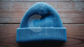 Intra Συλλεκτικό Ξύλινο Παζλ Plywood  4mm - Μπλε πλεκτό καπέλο Beanie σε ξύλινη επιφάνεια Σε Ξύλινο Κουτί - Διαστάσεις Puzzle: 10x10 cm – 25 κομμάτια