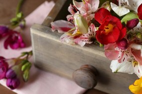 Σύνθεση εικόνας από ανοιξιάτικα λουλούδια σε ένα ξύλινο συρτάρι - 120x80