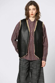 Μπουφάν αμάνικο από συνθετικό δέρμα με επένδυση sherpa