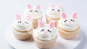 Intra Συλλεκτικό Ξύλινο Παζλ Plywood  4mm - Cupcakes με λαγουδάκι με θέμα το Πάσχα σε λευκό πιάτο Σε Ξύλινο Κουτί - Διαστάσεις: 10x10 cm – 25 κομμάτια
