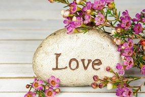 Εικόνα με την επιγραφή στην πέτρα Αγάπη
