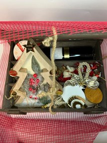 Καλάθι με κρασί και διάφορα προϊόντα