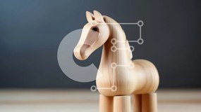Intra Συλλεκτικό Ξύλινο Παζλ Plywood  4mm - Όμορφο ξύλινο άγαλμα αλόγων σε ρουστίκ ξύλινη επιφάνεια Σε Ξύλινο Κουτί - Διαστάσεις: 10x10 cm – 25 κομμάτια