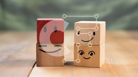 Intra Συλλεκτικό Ξύλινο Παζλ Plywood  4mm - Smiley Faces Ξύλινα Μπλοκ σε πράσινο φόντο Σε Ξύλινο Κουτί - Διαστάσεις Puzzle: 10x10 cm – 25 κομμάτια