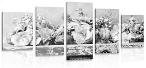 Εικόνα 5 μερών γαρύφαλλου σε ξύλινο κουτί σε ασπρόμαυρο