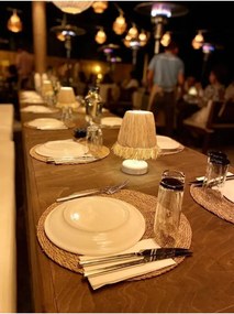 Ασύρματο επιτραπέζιο φωτιστικό από ψάθα και ραφία με λευκή φούντα Πολύχρωμο