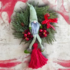 Χριστουγεννιάτικο στεφάνι με μεγάλο υφασμάτινο νάνο!