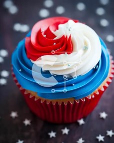Intra Συλλεκτικό Ξύλινο Παζλ Plywood  4mm - Πατριωτικό Cupcake με Κόκκινο, Λευκό και Μπλε γλάσο Σε Ξύλινο Κουτί - Διαστάσεις: 10x10 cm – 25 κομμάτια
