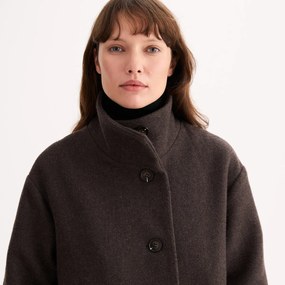 Μακρύ παλτό με ψηλό γιακά και κουμπιά